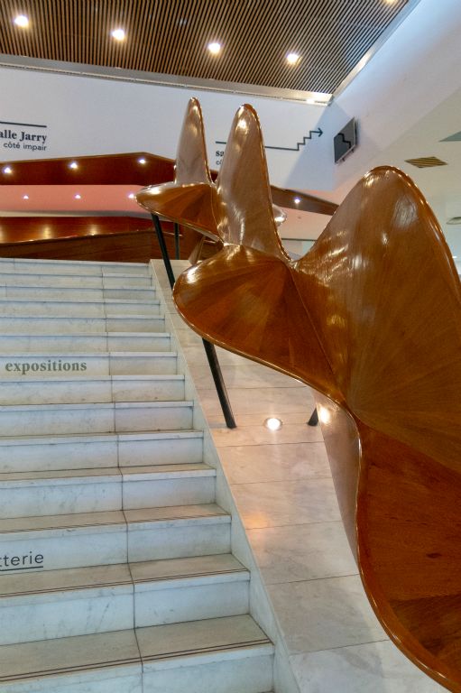 Entrée imposante du Théatre, avec sa rampe d'escalier appelée la Baleine